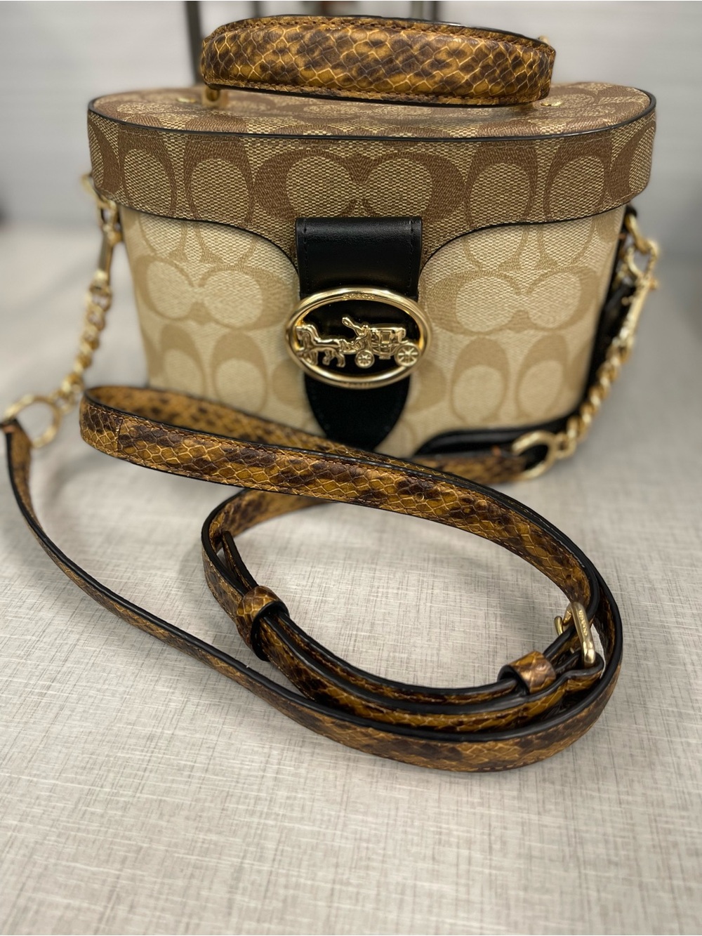 09/23/26- 1-100-Courageous Catch of Purses- Unlisted items/No Cancels - Picture 2 of 7